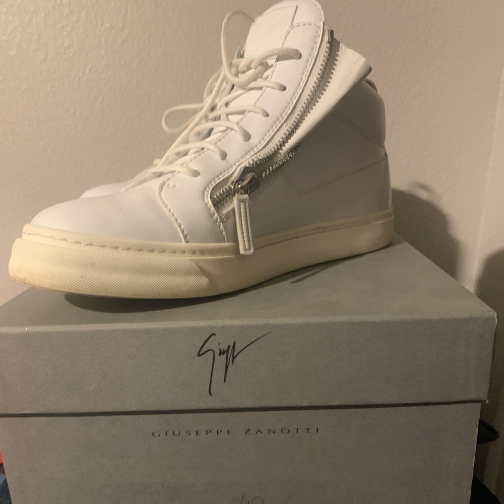 Used original Giuseppe zanotti men’s shoes size 9.5 got them in Italy